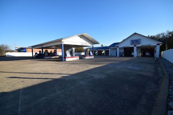 Wet Willy's Car Wash: 1425 E. Oak Street, Conway, AR 72032